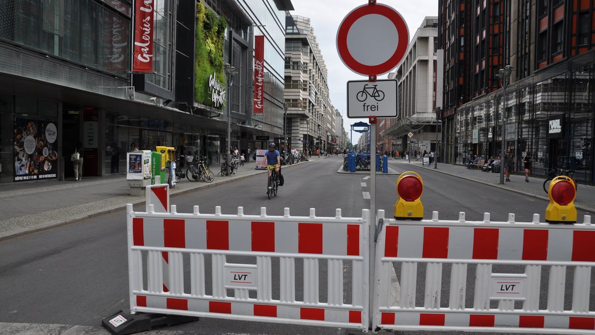 Berlín končí s experimentem ulice bez aut, na Friedrichstrasse se vrací provoz